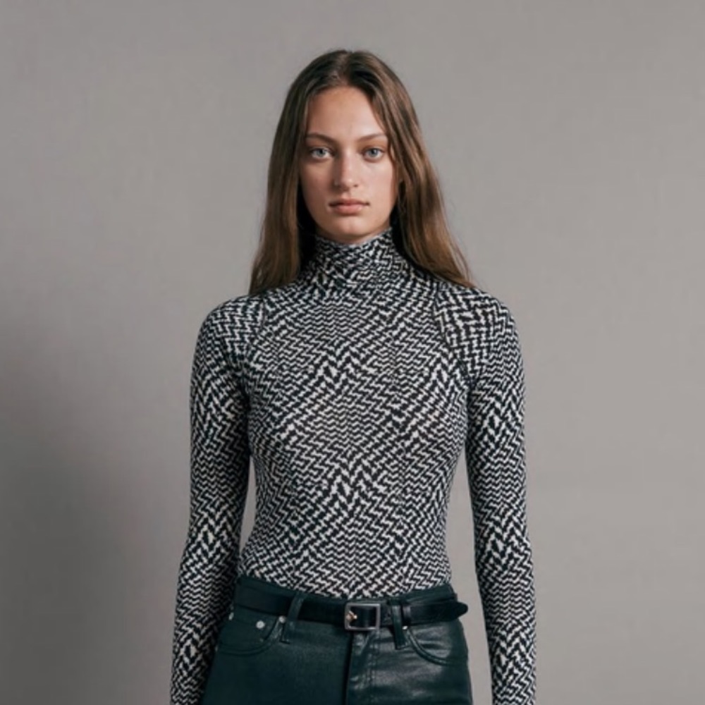 Shaw Cotton Paneled Long Sleeve
Slim Fit Turtleneck
